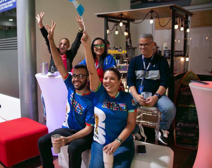 Marabinos disfrutaron del inicio del Mundial en pantalla gigante en la sede del Tranvía pantalla gigante