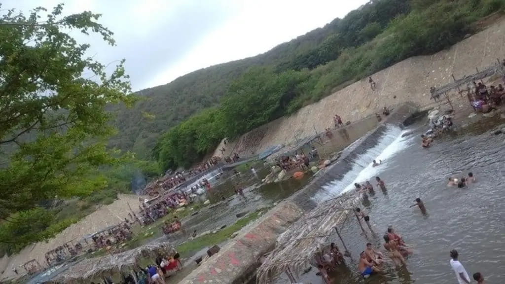 Vehículo cayó a un río en La Guaira y dejó dos menores lesionados vehículo en la guaira