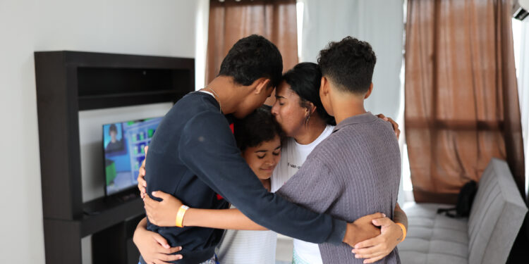 Delcy Rodríguez entrega las primeras viviendas a familias afectadas por los terremotos Delcy Rodríguez