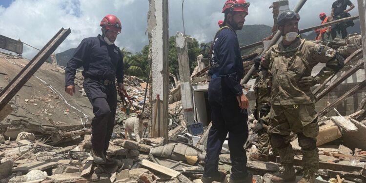 Rescatistas españoles reciben condecoración Héroes de Venezuela Rescatistas españoles