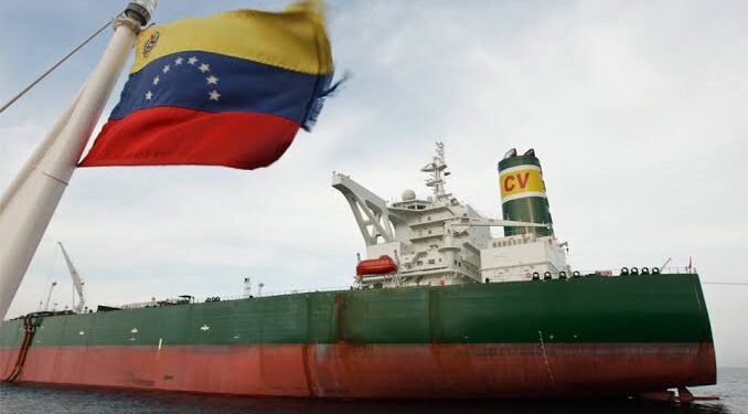 Buque con 1.500.000 litros de diésel para maquinarias llegó al puerto de La Guaira