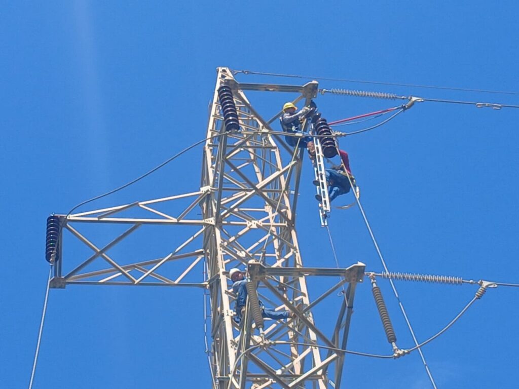 Corpoelec reemplaza aisladores en la línea Cuatricentenario-Moján línea de transmisión