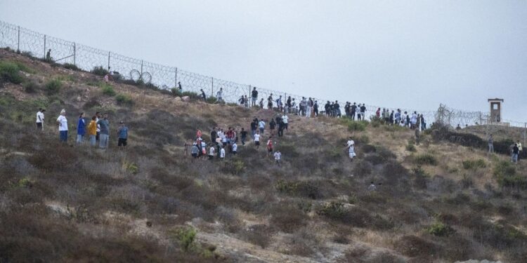 Más de 40.000 migrantes irregulares entran a Ceuta en 24 horas migrantes irregulares