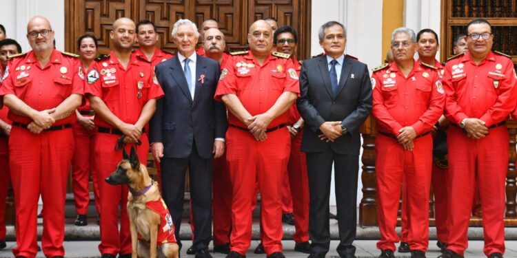 Perú condecora a 40 rescatistas por su apoyo tras sismos en Venezuela rescatistas peruanos