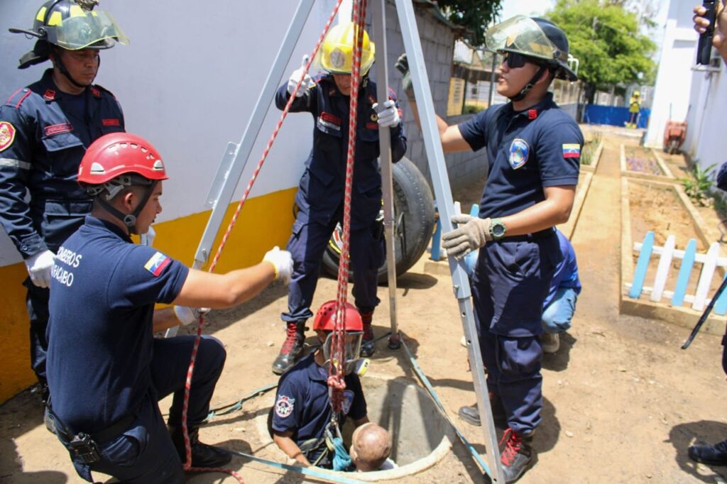 Bomberos de Maracaibo ejecutan exitoso simulacro de rescate en pozo simulacro de rescate