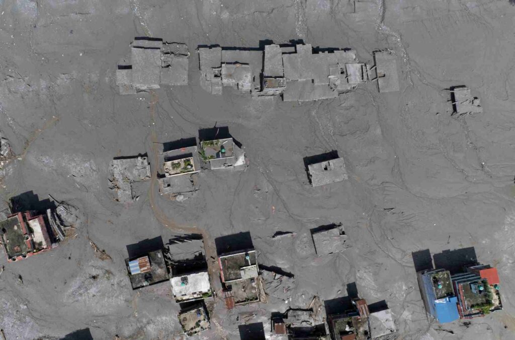 Nepal activa alerta por posible desbordamiento de lago tras devastadoras inundaciones alejarse de riberas