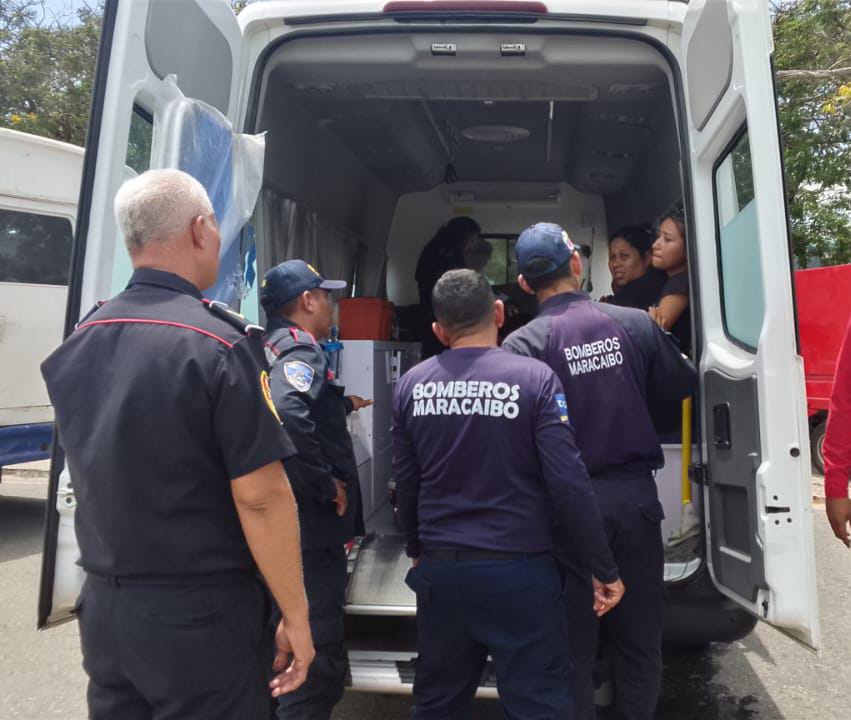 Bomberos de Maracaibo atienden a cinco jóvenes lesionadas tras colapso de bohío en la Vereda del Lago bomberos de maracaibo