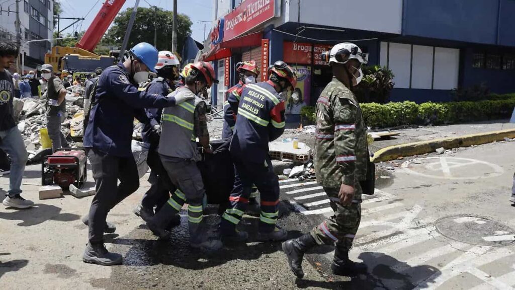 Rescatan con vida a mujer tras pasar 35 horas bajo escombros en Colombia terremoto en Colombia1 (1)