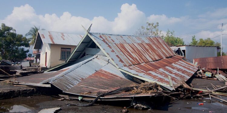 Sube a 38 la cifra de muertos por terremoto de 7,7 en Indonesia terremoto en Indonesia
