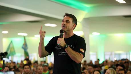 Flávio Bolsonaro acusa a Lula de ‘estafa electoral’ tras la prohibición de las apuestas en línea en Brasil