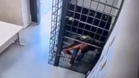 Insólita fuga en Brasil: un detenido por violencia doméstica escapa escurriéndose entre los barrotes de su celda