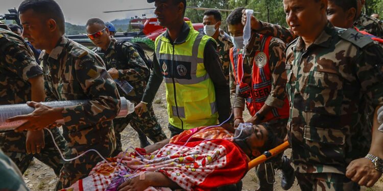 Rescatan a tres trabajadores con vida tras 11 días de la riada en Nepal Búsquedas en Nepal