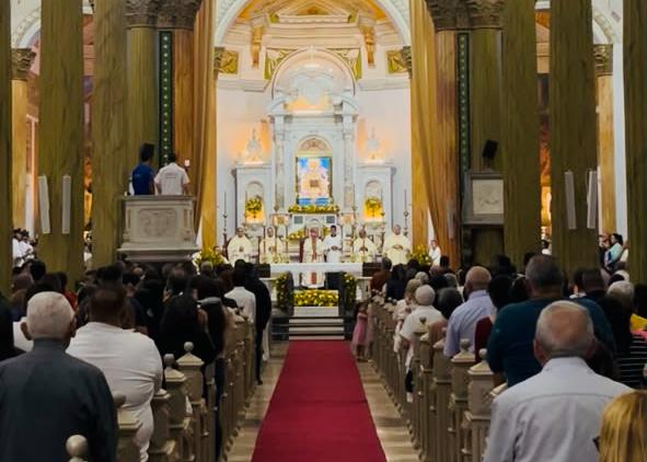 Dessiree Fernández acompaña misa por los 20 años sacerdotales de Nedward Andrade, Richard Colmenares y Juan Navarro Dessiree Fernández