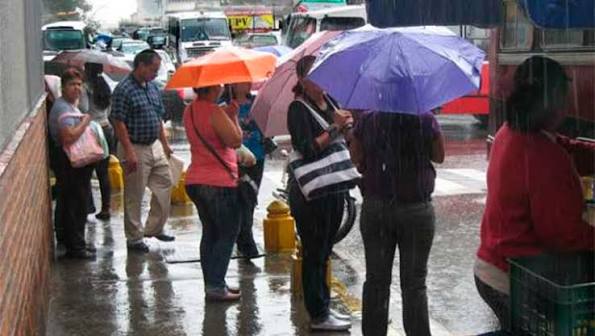 Onda tropical 52 y sistemas atmosféricos generarán lluvias con descargas eléctricas este domingo en gran parte de Venezuela