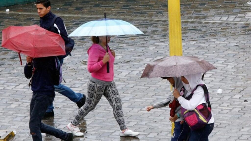 Fuertes lluvias y caída de granizo en Caracas causan anegaciones y activan alertas de Protección Civil