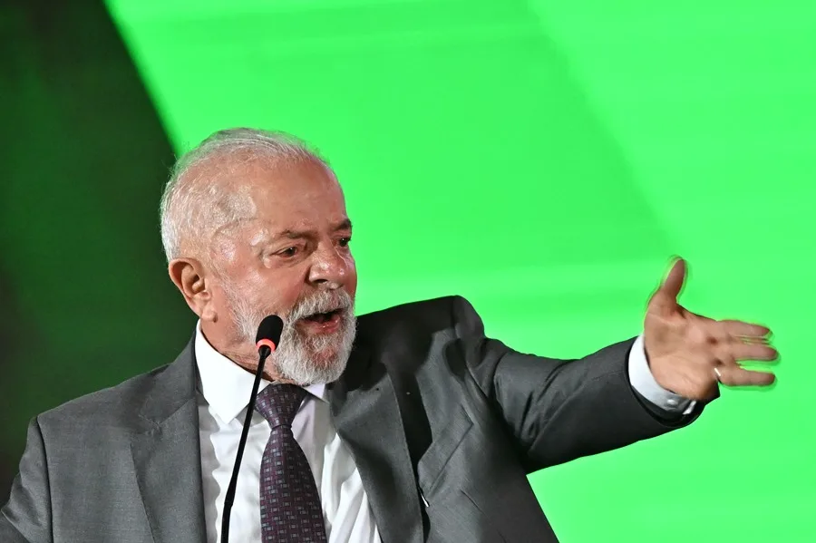 Tensión electoral en Brasil: Lula utiliza polémica sobre la Virgen de Aparecida frente a Flávio Bolsonaro en el cierre de campaña