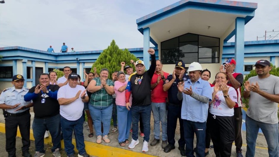 Clínica Popular Cuatro Esquinas recibe 45 toneladas de aire acondicionado mediante el Plan Cayapa de la Salud Rehabilitación Clínica Cuatro Esquinas