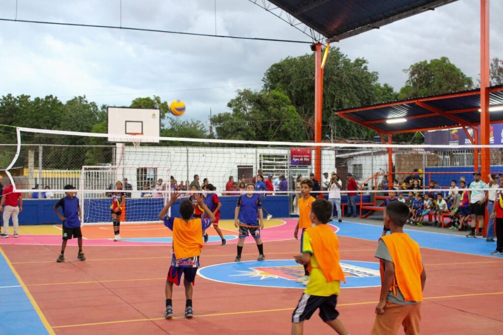 Alcaldía de Maracaibo entrega rehabilitada la cancha comunitaria «Agua de Dios»