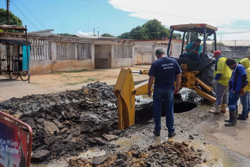 Alcaldía de Maracaibo sustituye colector de aguas servidas en el Barrio Raúl Leoni