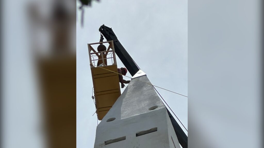 Instalan nueva punta del Obelisco de la Plaza de la República en Maracaibo Obelisco