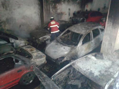 Incendio en Caracas destruye quince vehículos dentro de un taller mecánico incendio en la ciudad de Caracas