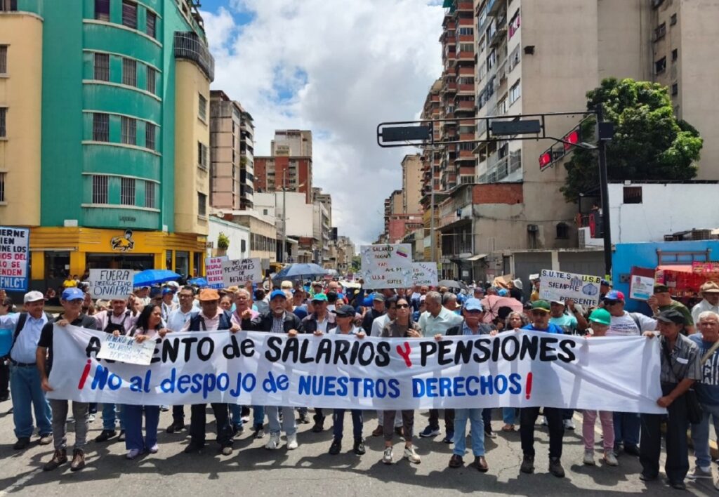 PNB bloquea con piquetes y gases lacrimógenos marcha de trabajadores en Caracas