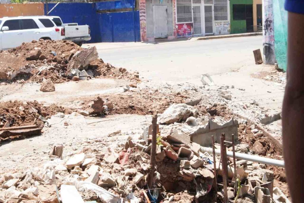 Demuelen infraestructuras ilegales en Negro Primero que limitaban flujo de aguas pluviales a la cañada La Silva