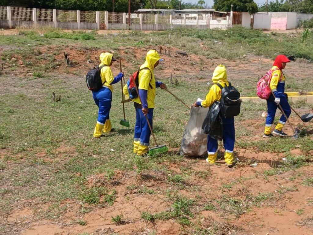 Alcaldía de Maracaibo refuerza limpieza en el corredor vial La Chinita-Mercamara saneamiento ambiental