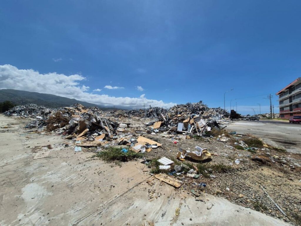 Rescatistas intensifican labores en Playa Grande tras el doblete sísmico que devastó el litoral central de Venezuela