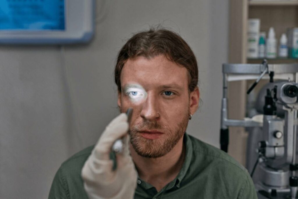Terapia génica experimental abre una nueva era para restaurar la visión en pacientes con degeneración macular