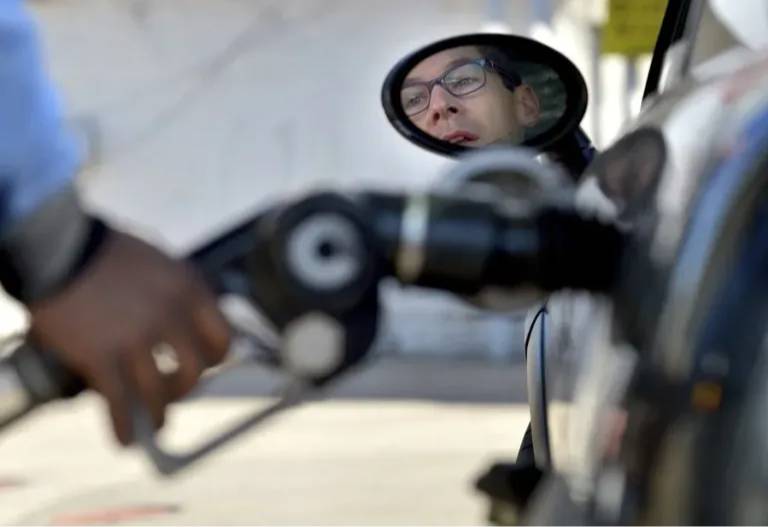 Crisis energética en EE.UU.: La gasolina supera los 4 dólares por galón durante 158 días consecutivos