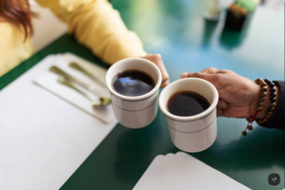 ¿Con o sin cafeína? La ciencia descubre beneficios distintos del café