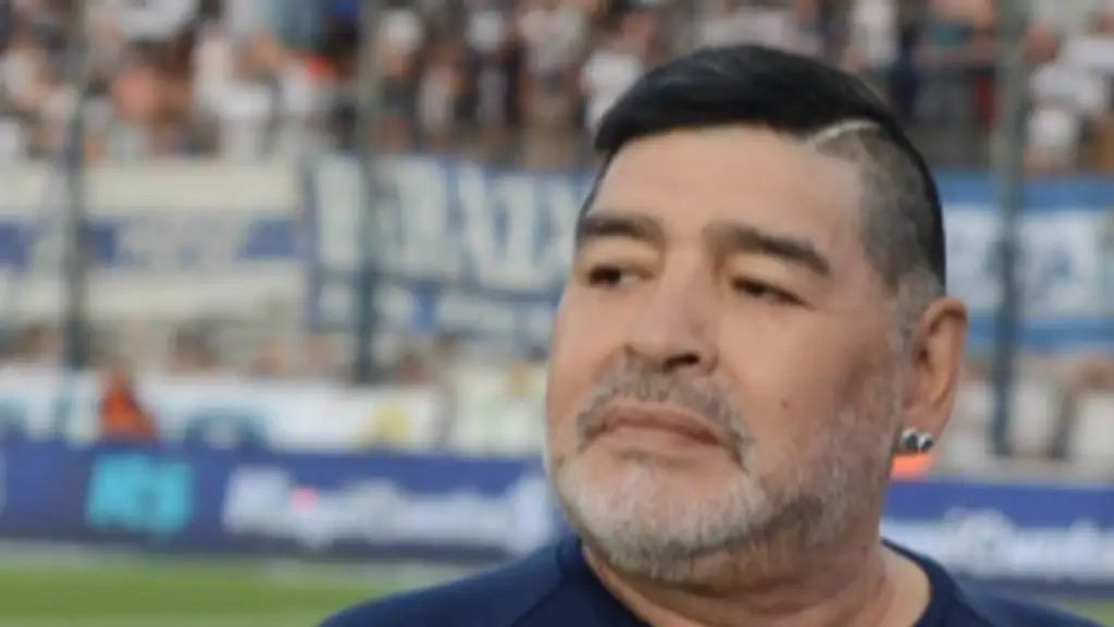 Caso Maradona: absuelven a uno de los siete médicos imputados por su muerte