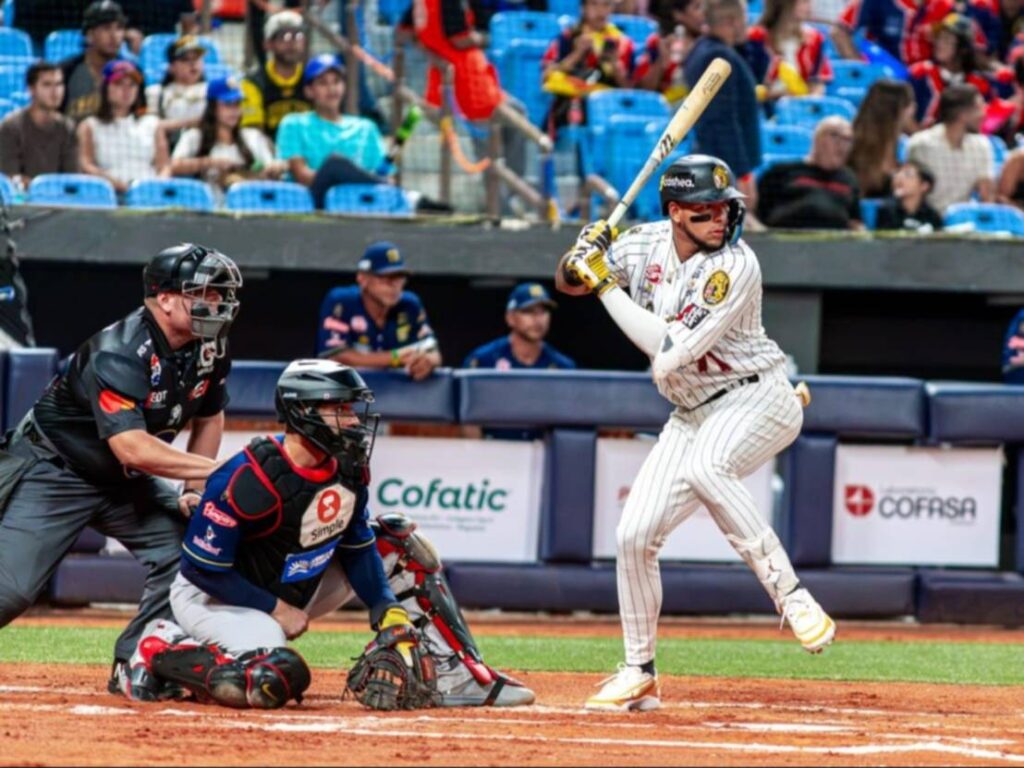 Leones del Caracas arrolla a Navegantes del Magallanes ante una asistencia récord en el Monumental
