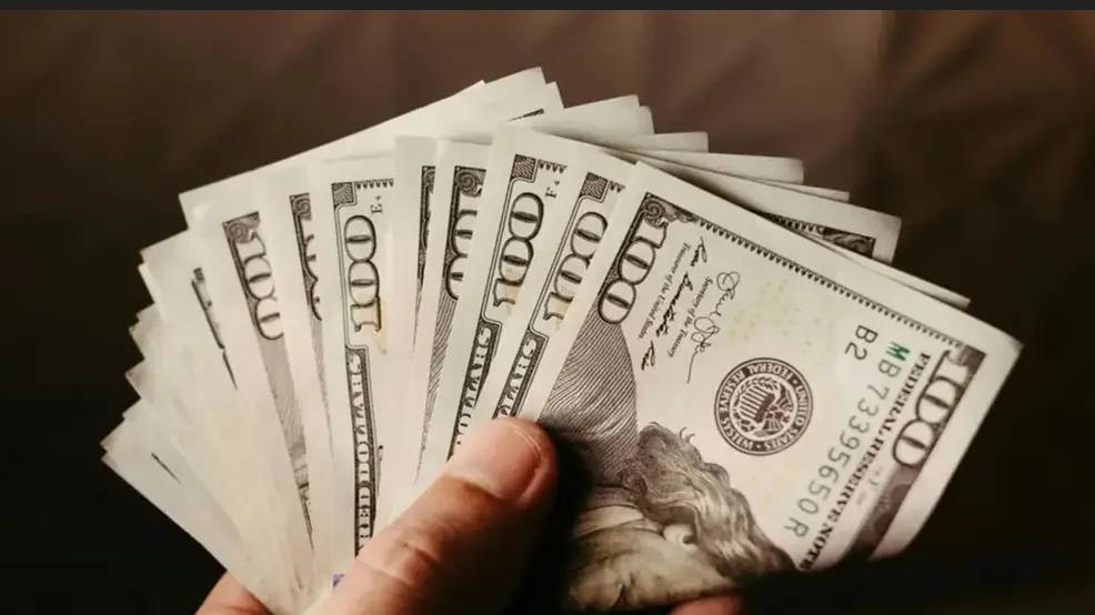 Proponen un bono único de fin de año de 300 dólares para los trabajadores en Venezuela