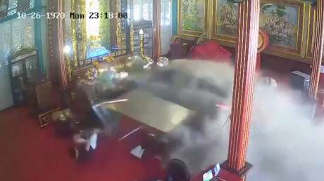 Pánico en Bangkok: Un vehículo eléctrico irrumpe en un templo budista y deja tres heridos