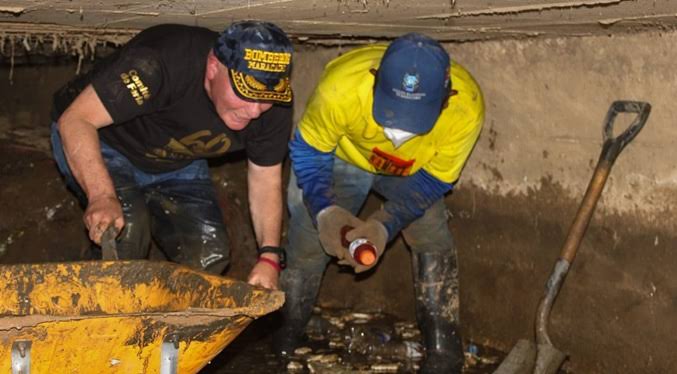 El trabajo manual de los «topos» es clave para el saneamiento de las cañadas marabinas