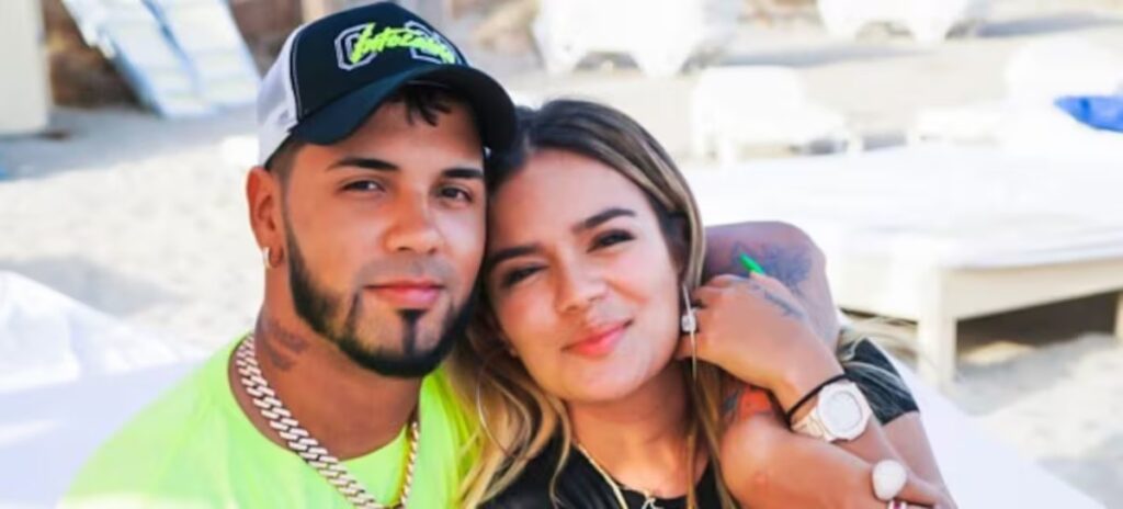 Anuel AA enciende las redes sociales al pedir públicamente a Karol G que lo desbloquee