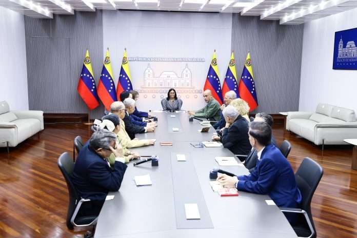 Delcy Rodríguez evalúa avances en acuerdos laborales junto a sectores productivos y sindicales
