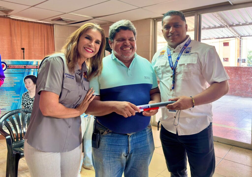 Alcaldía de Maracaibo entrega bastones de rastreo a miembros de la Asociación Zuliana de Ciegos