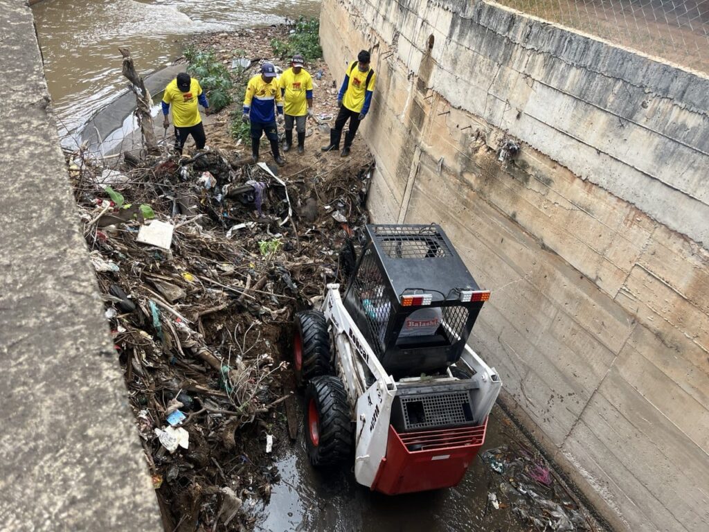 Alcaldía de Maracaibo mantiene maquinaria y cuadrillas desplegadas tras desbordamiento de la Cañada Morillo