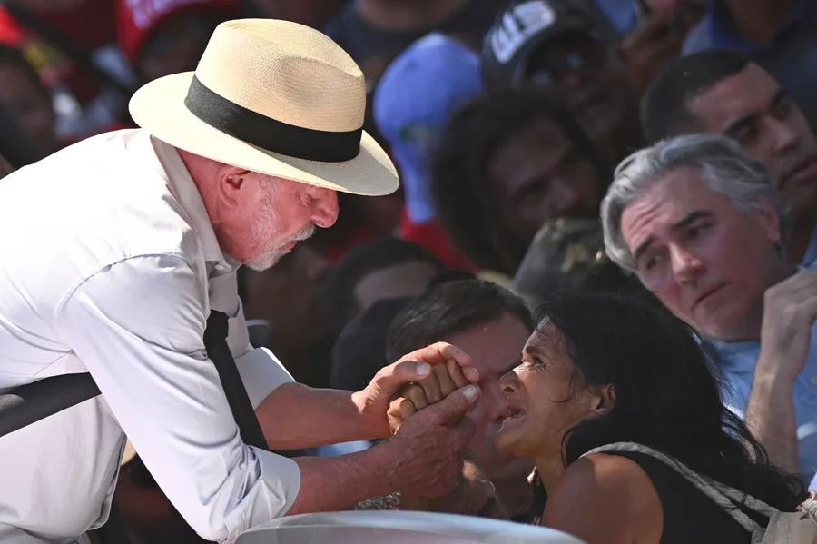Lula promete transporte público gratuito los fines de semana en plena recta final de la campaña electoral en Brasil