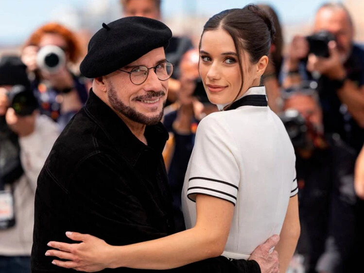 Ella Bleu Travolta, hija de John Travolta, debuta en la Semana de la Moda de París