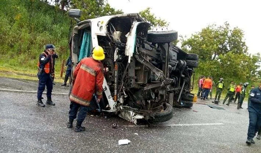 Tragedia en la autopista José Antonio Páez: Vuelco de autobús en Portuguesa deja tres fallecidos y múltiples heridos