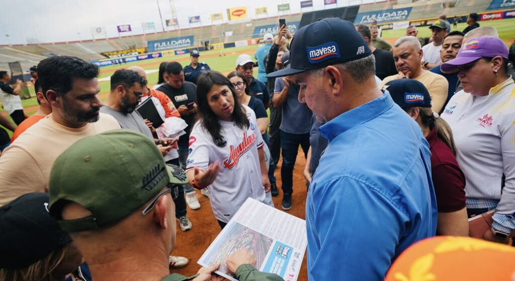 Gobernador Luis Caldera inspecciona el estadio Luis Aparicio previo al inicio de la temporada de la LVBP