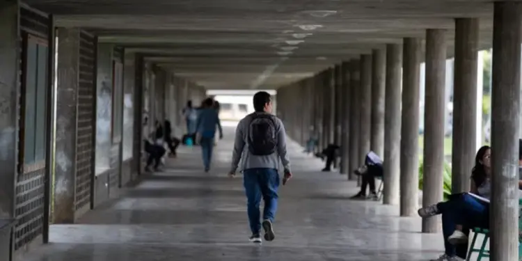 Fapuv propone elevar las becas universitarias a 150 dólares mensuales