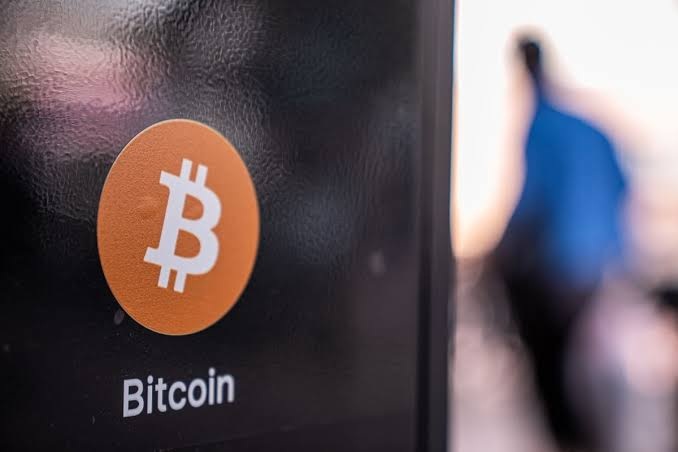 Florida regula cajeros de criptomonedas: Gobernador firma ley que limita transacciones diarias para frenar estafas
