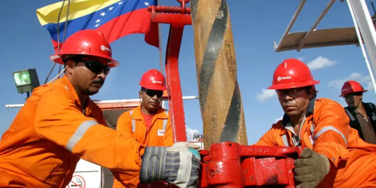 Escasez de mano de obra calificada afecta la expansión petrolera en Venezuela, afirma experto