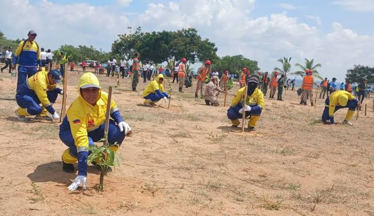 El ministro Nelson Rodríguez lideró jornada de reforestación en la Vereda del Lago