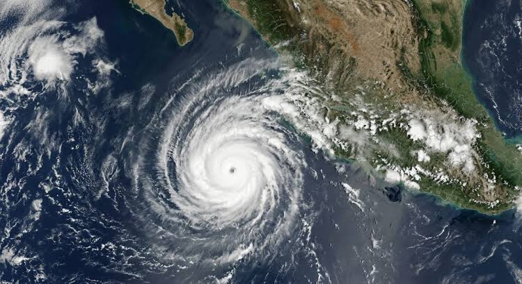 Huracán Simón alcanza categoría 4 y amenaza las costas del Pacífico mexicano